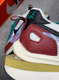 Кроссовки Nike Sacai Vaporwaffle Villain Red Neptune Green живое фото 4