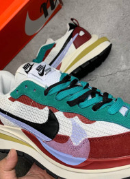 Кроссовки Nike Sacai Vaporwaffle Villain Red Neptune Green живое фото 3