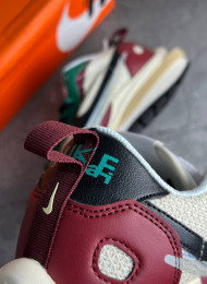 Кроссовки Nike Sacai Vaporwaffle Villain Red Neptune Green живое фото 4